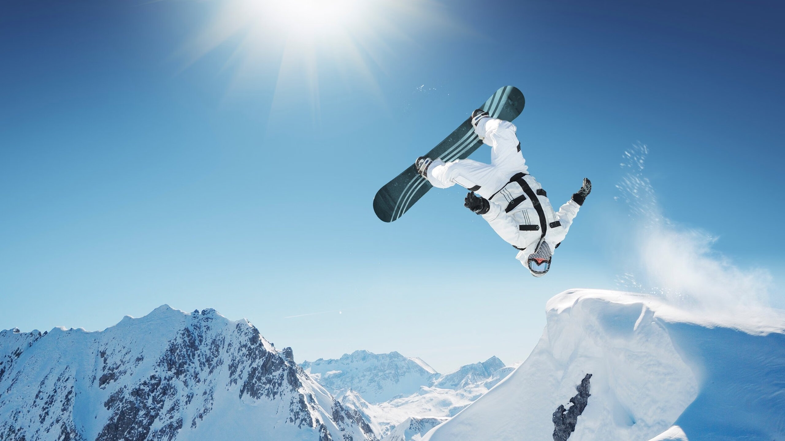 “营地湖面皮划艇绕标赛” 与岸上加油声相映成趣