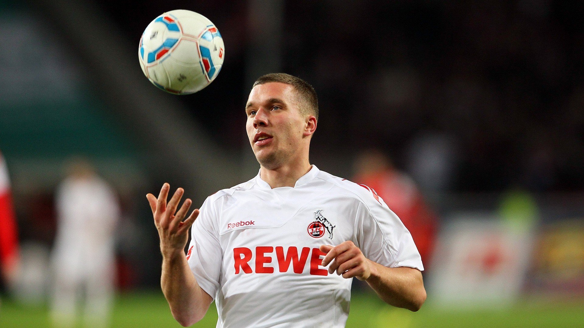 世界杯期间本土志愿者外语水平大涨 成为城市新名片